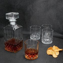 05-13091-Haushalt-Intenational-Whisky-Set-5tlg-Ambientebild-02.jpg 5tlg Whilly Whisky Set - 1x Dekanter + 4x Gläser aus Glas - 13091_Bild_6