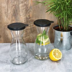 05-13172818S-Mia-Misura-Karaffe-0-5L-schwarzer-Kunststoffdeckel-Ambientebild-2er-01.jpg 5 Liter geeicht aus Glas mit schwarzem Kunststoff-Deckel - 13172818S_Bild_6