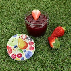 03-00082292-Sturz-TO82-Comic-Obst-Deckel-past-230er-Ambientebild-Rasen.jpg 40er Set Sturzglas 230 ml To 82 Comic-Obst Deckel incl. Rezeptheft_Bild_3