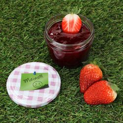 03-33226-Sturz-TO82-MEINS----Deckel-230er-Ambientebild-Rasen.jpg 20er Deckel-Set TO 82 MEINS!!! passend für 230ml / 350ml / 435ml Gläser_Bild_3