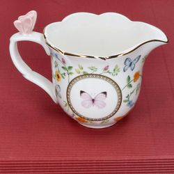 05-R3126-DANB-Easy-Life-Dancing-Butterflies-Milchkaennchen-Ambientebild-02.jpg 05-R3126-DANB-Easy-Life-Dancing-Butterflies-Milchkaennchen-Ambientebild-02.jpg