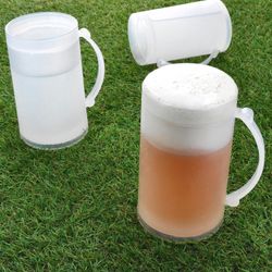 03-47320-Arte-Regal-ToGo-Bierkruege-Kunststoff-mit-Fluessigkeit-Ambientebild-01.jpg 6er Set ToGo Bierkrug aus Kunststoff mit Kühlflüssigkeit - 47320_Bild_3