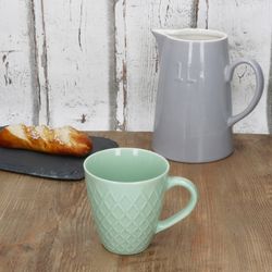 05-24320178-HIT-Emilia-Krug-1L-Grau-Ambientebild-02.jpg 05-24320178-HIT-Emilia-Krug-1L-Grau-Ambientebild-02.jpg