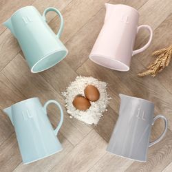 03-24320178-HIT-Emilia-Krug-1L-4er-Set-sortiert-Ambientebild-01.jpg 03-24320178-HIT-Emilia-Krug-1L-4er-Set-sortiert-Ambientebild-01.jpg