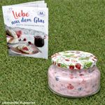 03-00082291-Sturz-TO82-Wald-Erdbeeren-Deckel-past-435ml-Provence-Joghurtglas-Ambientebild-Rasen-geschlossen-Deko-Heft.jpg