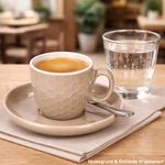 03-Q96001460-Koopmann-Hexa-Beige-Espressotassen-mit-Untertassen-Ambientebild-01.jpg