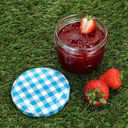 Sturz-TO-230er-40er-Sets-Ambientebilder-Blaue-kariert.jpg 40er Set Sturzglas 230 ml mit blau kariertem Deckel inkl. Diamant Gelierzauber Rezeptheft_Bild_3