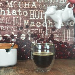 02-24301332-HIT-Milchkaennchen-Kuh-weiss-Ambientebild-01.jpg Porzellan Milchkännchen Kuh - 24301332_Bild_2