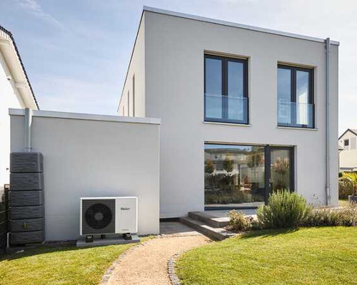 Vaillant Waermepumpe Ausseneinheit vor Einfamilienhaus