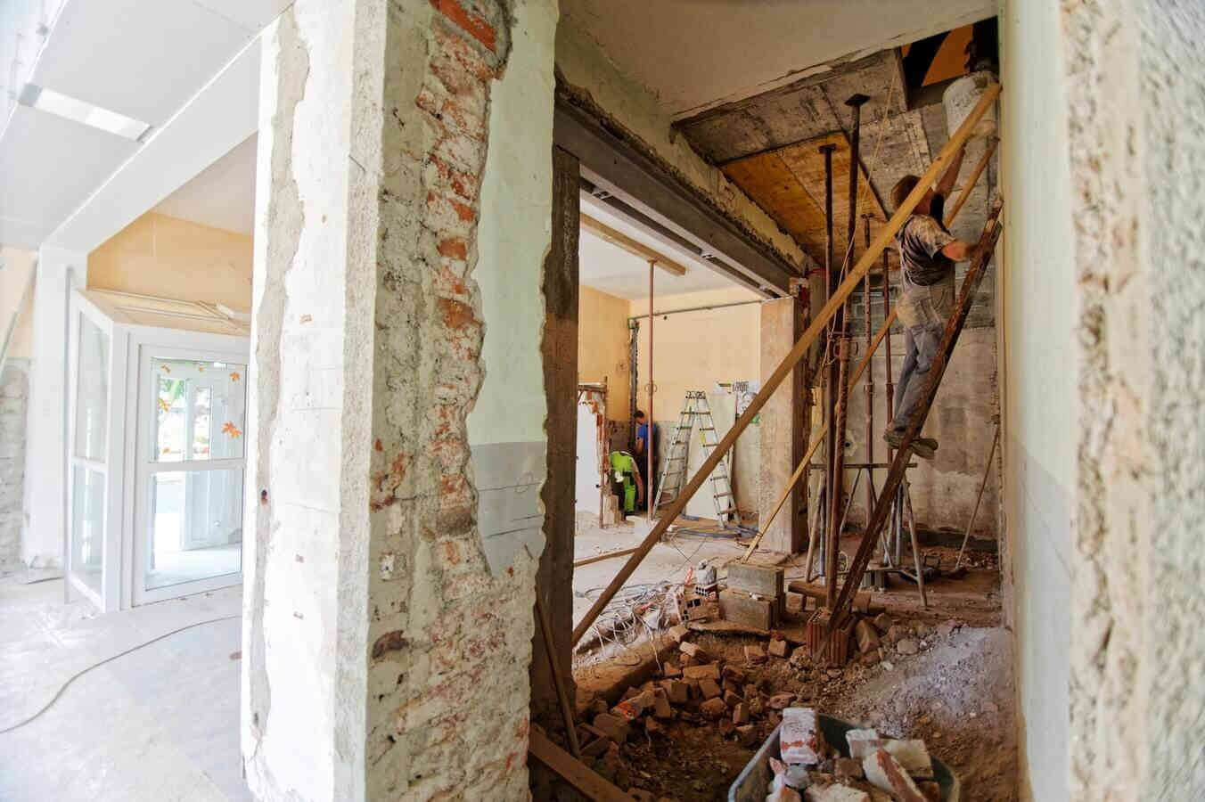 Ein Mann saniert ein Haus Ein Mann saniert ein Haus