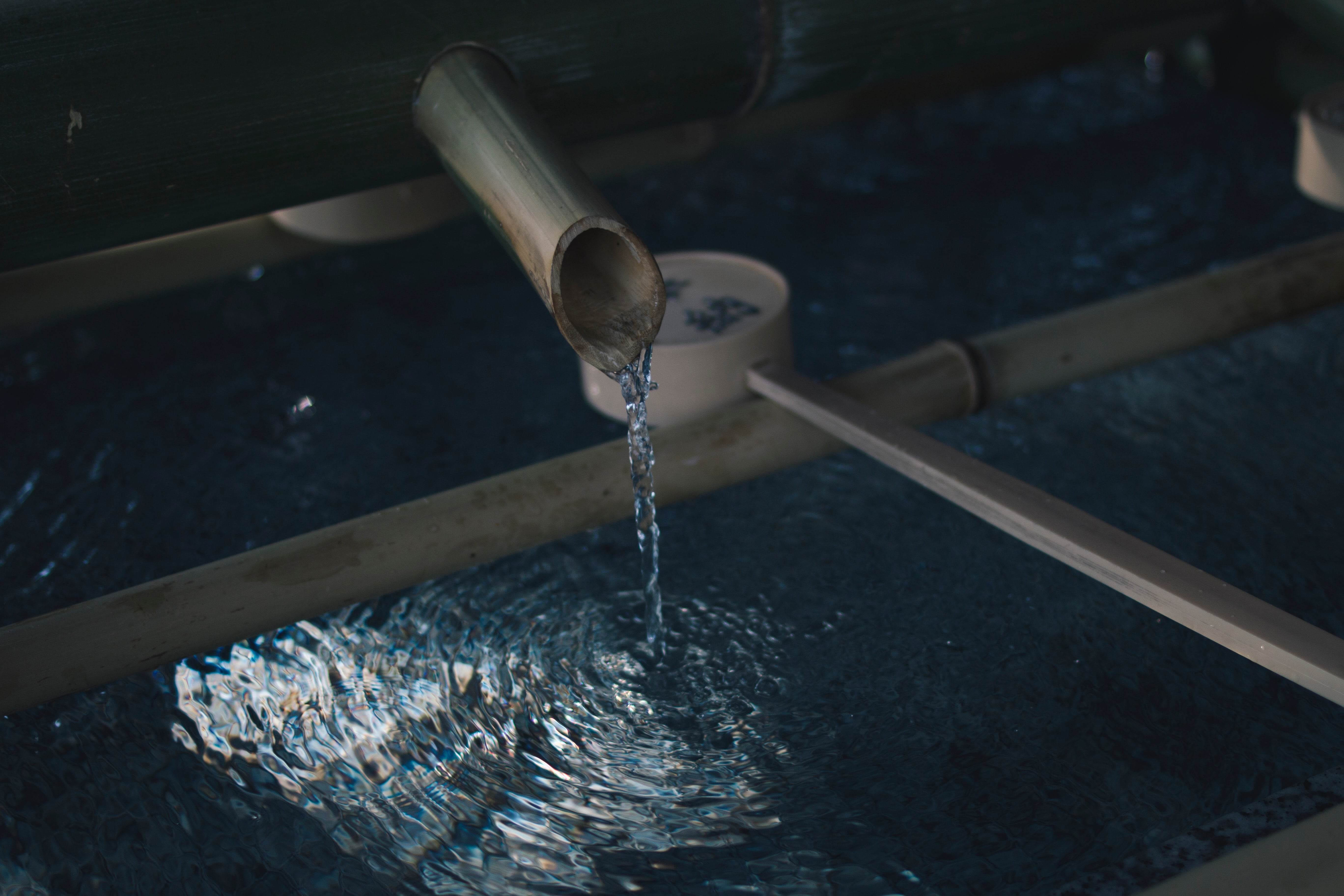 Wasser läuft durch ein Rohr in ein Becken