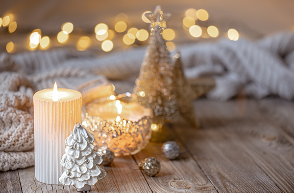 Kerze und Weihnachtsdekoration auf Holztisch