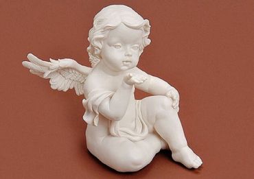 Sitzender Engel mit Flügeln , Figur aus Poly