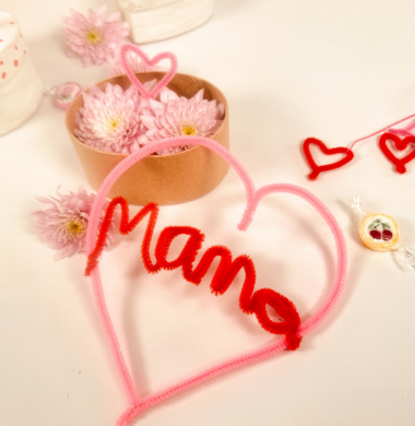 Muttertagsgeschenke: Kartonschachtel mit Blumen und ein Herz aus Chenilledraht und der Aufschrift "Mama".