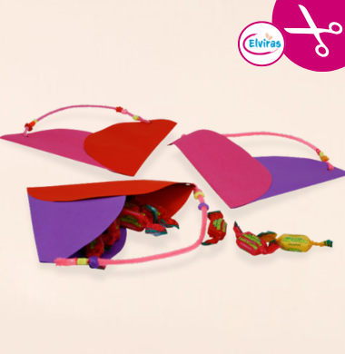 Gebastelte Taschen in Herzform aus Tonpapier und Chenilledraht.