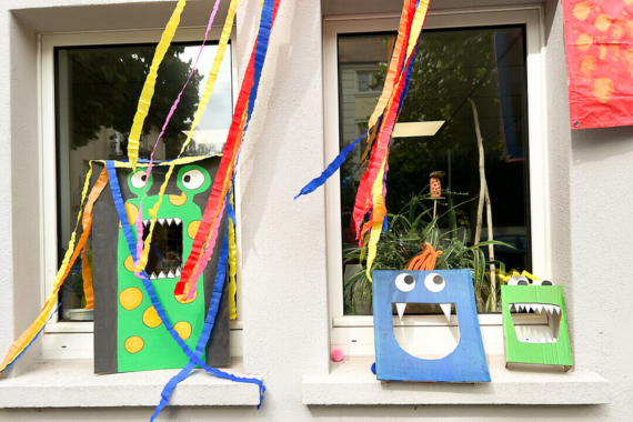 Große gebastelte Monsterwurfspiele, die auf einer Fensterbank stehen.