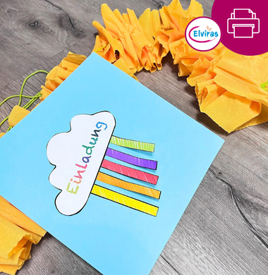 Eine gebastelte Einladungskarte aus blauen Tonpapier. Aufgeklebt ist eine weiße Wolke mit einem händisch ausgemalten Regenbogen und der Aufschrift "Einladung".