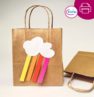Zwei Papiertaschen aus braunem Papier. Auf der linken ist eine Wolke aufgeklebt. Diese besteht aus weißem Papier. Aus ihr kommt ein bunter Regenbogen – ebenfalls aufgeklebt aus bunten Papier.
