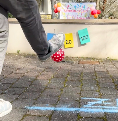 Outdoor-Szene: Man sieht wie ein Ball auf Zielscheiben aus Moosgummi geschossen wird.