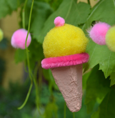 Gebastelte Sommerdeko: Ein Eierkarton stellt eine Eiswaffel dar, ein Pompon eine Eiskugel.