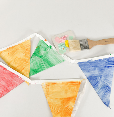 Bunt bemalte Girlande.