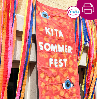 Großer bemalter Banner mit der Aufschrift "Kita Sommerfest". Zwei große Augen lugen durch das zerissene Bannermaterial. An den Seiten hängen Krepppapierstreifen herunter.