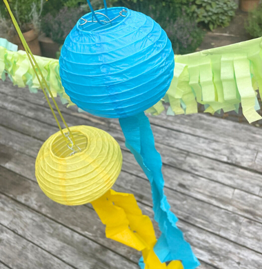 Lampions mit Krepppapier verziert.