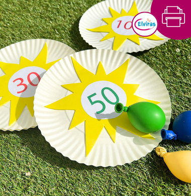 Gebasteltes Pappteller-Wurfspiel: Pappteller sind Zielscheiben, die mit Moosgummi verziert und nummeriert sind. Die Bälle sind mit Sand gefüllte Luftballons.