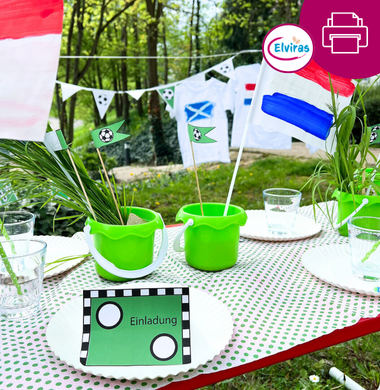 Festlich gedeckter Tisch im Freien zum Thema Sport-Party. Im Vordergrund sieht man unsere Fußball-Einladungskarte. Im Hintergrund mehrere bemalte Fähnchen.