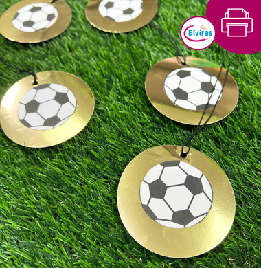 Gebastelte Fußballmedaillen aus goldenen Tonkartonkreisen mit je einem Fußball, gedruckt auf Papier, in der Mitte.