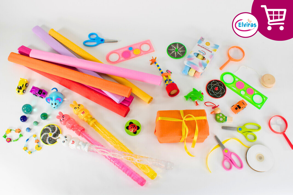 Viele kleine bunte Geschenke liegen verstreut auf dem Bild. Scheren, Lupen aber auch Armbänder und Seifenblasen.