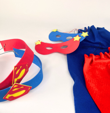 Superheldenkostüme: Superheldengürtel und Masken aus Moosgummi und Umhänge aus Stoff.