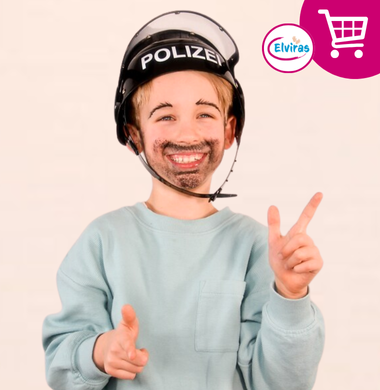 Ein Junge mit einem Polizeihelm. Dieser ist bei uns erhältlich.