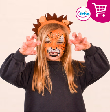 Ein Mädchen verkleidet als Löwe. Sie trägt einen Haarreif mit  Löwenohren und Mähne. Diesen verkaufen wir bei uns im Shop.