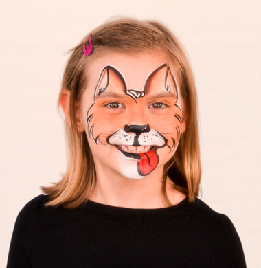Ein Mädchen, geschminkt als Katze.