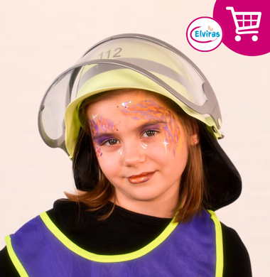 Ein Mädchen verkleidet und als Feuerwehrfrau. Den Helm, den sie trägt, gibt es bei uns im Shop.