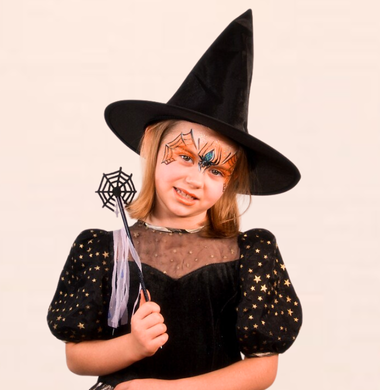 Ein Mädchen, verkleidet und geschminkt als Hexe.
