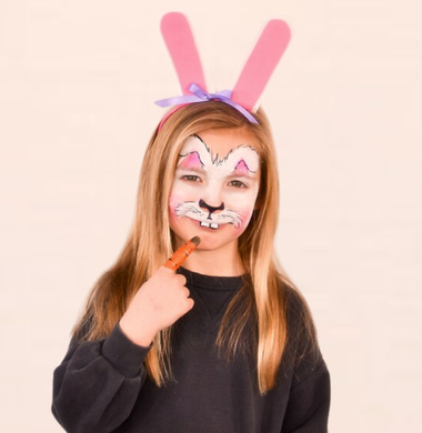 Ein Mädchen, verkleidet als Hase.