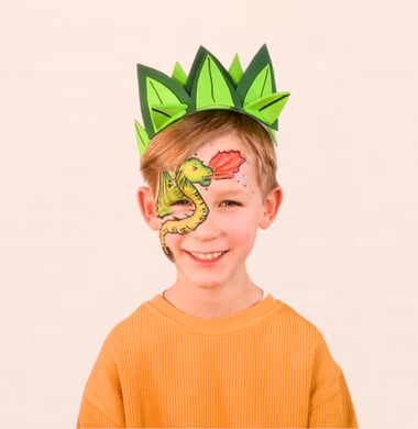 Ein Junge verkleidet und geschminkt als Drache.