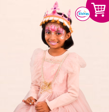 Ein Mädchen ist geschminkt und verkleidet wie eine Prinzessin.
