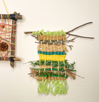 Gestrickte Deko aus Ästen und Wolle.