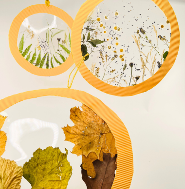 Fensterdeko mit Naturmaterialien. Woraus diese gebastelt sind, steht im nächsten Text.