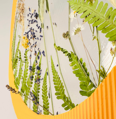 Fensterdeko mit Naturmaterialien. Woraus diese gebastelt sind, steht im nächsten Text.