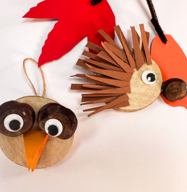 Tiere aus einer Holzscheibe, Wackelaugen und Tonpapier sowie Kastanien. Ein Vogel und ein Igel.