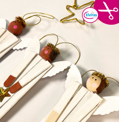 Engel aus Holzstäbchen, kleinen Holzflügeln und einem Kopf aus einer Holzperle. Wie genau sie gebatselt werden, steht in unserer kostenlosen Bastelvorlage.