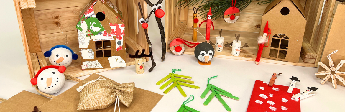 Verschiedene Weihnachtsbasteleien: Schneemänner aus Pappmachee-Kugeln, Rentiere aus Bastelkorken oder Ästen und viele mehr.