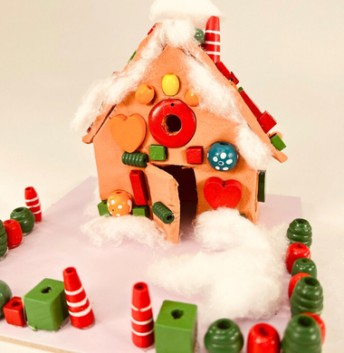 Lebkuchenhaus aus Ton undVerzierungen aus Holzperlen. Der Schnee ist aus Watte.
