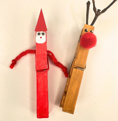 Ein Weihnachtsmann und ein Rentier aus je einer Wäscheklammer, die angemalt wurde und mit Chenille, Fotokarton und einem Pompon verziert wurden.