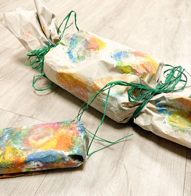 Selbstgemachtes Geschenkpapier: bemaltes Papier