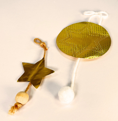 Goldene Folie, aus der Weihnachtsanhänger gebastelt wurden.